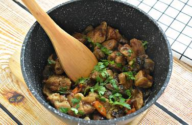 В самом конце приготовления свинину пробуем на вкус, а потом по необходимости досаливаем её и перчим