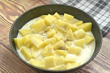 Содержимое на сковороде на свой вкус солим и перчим