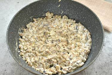 Выключаем огонь, ингредиенты по вкусу солим, сдабриваем молотым чёрным перчиком