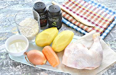 Для рисового супа с курицей подготавливаем нужные продукты