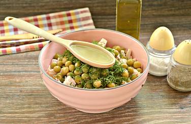 Корректируем вкус салата с помощью специй, а также вливаем к ним любое растительное масло