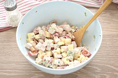 Перемешиваем ингредиенты салата и пробуем блюдо на вкус