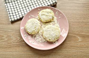 Из картофельной массы лепим круглые или овальные котлеты
