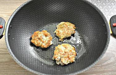 Разогреваем на сковороде растительное масло