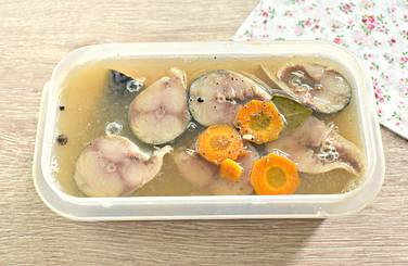 На слой из овощей выкладываем кусочки скумбрии