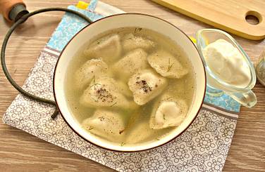 Готовые пельмени с бульоном перекладываем в тарелку и по вкусу перчим