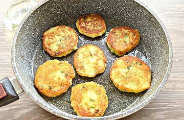 Сковороду заполняем маслом