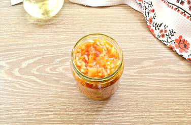 Вкусный и ароматный овощной салат с рисом перекладываем в подготовленные стерилизованные банки и закупориваем прокипячёнными крышками