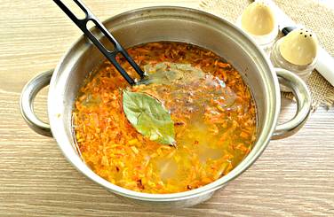 В конце приготовления щи из свежей капусты приправляем по вкусу солью и чёрным молотым перцем