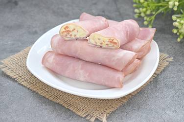Вкусные рулетики из ветчины с сыром и корейской морковью готовы к подаче