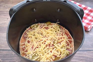 Маринованный огурчик и свежий помидор нарезаем колечками и добавляем к колбасе на лепёшку