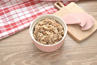 Вкусную гречневую кашу, приготовленную в микроволновке, подаём к столу вместе с колбасой, сосисками, котлетами (по усмотрению)