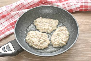На сковороде разогреваем растительное масло