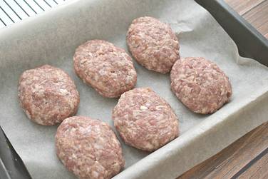 Из этой мясной основы формируем круглые или овальные котлетки