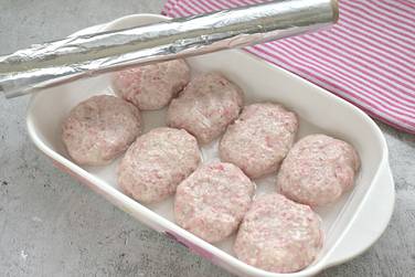 Из получившегося мясного фарша со сметаной формируем 8 котлет