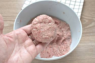 Ладони смачиваем холодной водой и формируем из мясного фарша котлеты с хлебом без яиц