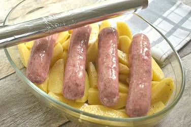 На картофельный слой помещаем купаты