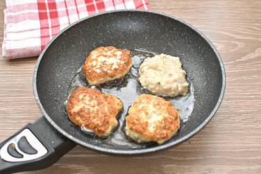 Прогреваем на сковороде растительное масло
