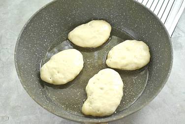 Разогреваем на сковороде растительное масло