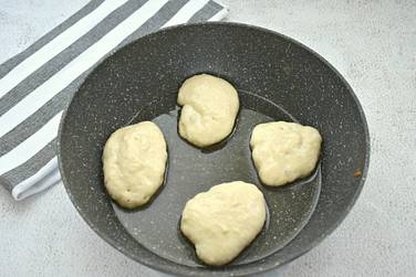 На сковороде разогреваем растительное масло