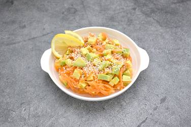 Полезный и вкусный салат из авокадо с морковью выкладываем на тарелку и посыпаем кунжутом
