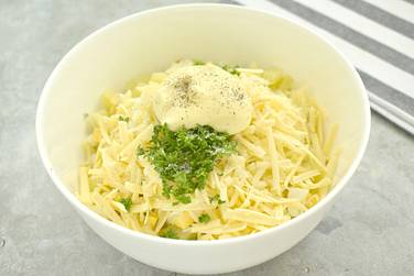 Разнообразим салат с индейкой, сыром и огурцами измельчённой зеленью