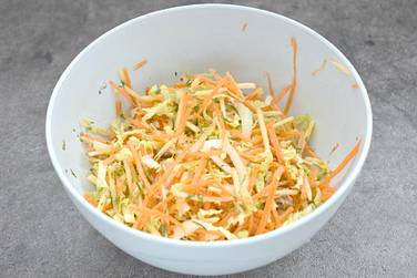 Осталось только перемешать салат и можно сразу поставить его на стол для вкусного перекуса
