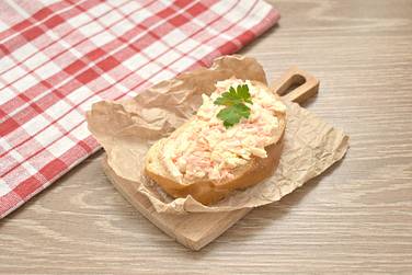 Салат из плавленых сырков и моркови можно использовать для приготовления бутербродов
