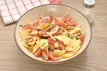 Состав салата перемешиваем, пробуем на вкус