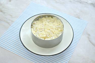 Оформить для подачи салат на скорую руку с ананасами, сыром и чесноком можно  с помощью сервировочного кольца