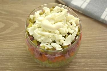 Куриные яйца разделяем на белки и желтки