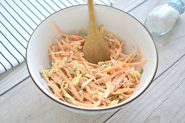 Салат перемешиваем, пробуем на вкус и потом уже солим