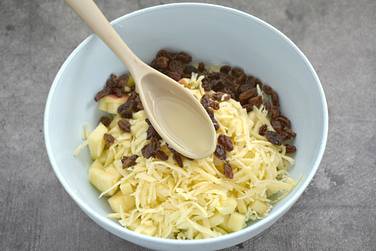 Салат с пекинской капустой, пармезаном и яблоками заправляем оливковым маслом