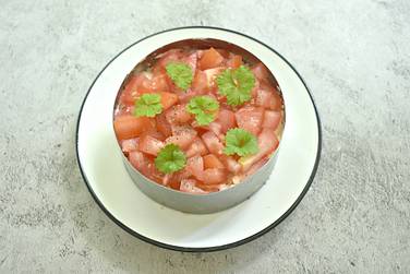 Слоёный салат с куриной печенью, помидорами и яйцами украшаем любой свежей зеленью на своё усмотрение