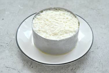Смазываем слой из куриных белков майонезом