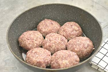 Из мясного фарша с булгуром формируем котлеты