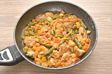 Сковороду накрываем крышкой и тушим мясо с овощами 20 минут