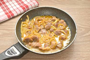 Пивной соус вновь выливаем к мясу на сковороду