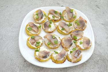 Украшаем нашу закуску из картошки и скумбрии зеленью