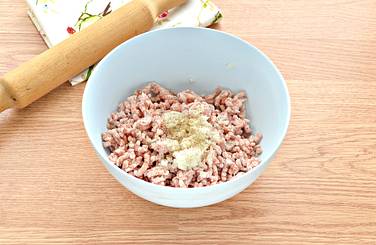 Репчатый лук измельчаем кусочками