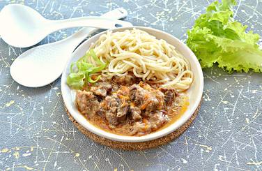 Вкусный домашний гуляш из говядины, приготовленный с помощью мультиварки, готов! Он прекрасно гармонирует с разными гарнирами: картофельным пюре, макаронами, кашами