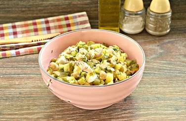 Измельчённый состав салата с курицей и горошком перемешиваем