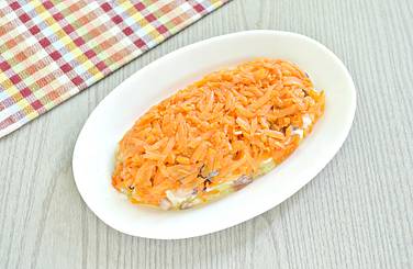 Закрываем селёдочный слой стружкой из моркови