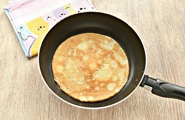 Поверхность сковороды смазываем маслом или же кусочком сырого сала
