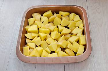 На грибы укладывается слой картошки