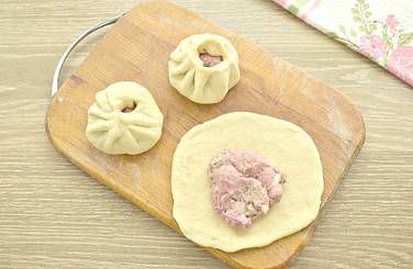На каждую лепёшку выкладываем приблизительно по столовой ложке мясной начинки