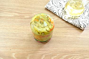Банки с заготовкой маринованного перца закупориваем крышками