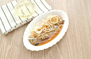 Кусочки селёдки поливаем приготовленным горчичным соусом