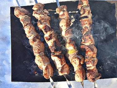 Жарим мясо на углях, следя, чтобы они не подгорели