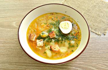 Вкусные щи разливаем порциями в тарелки